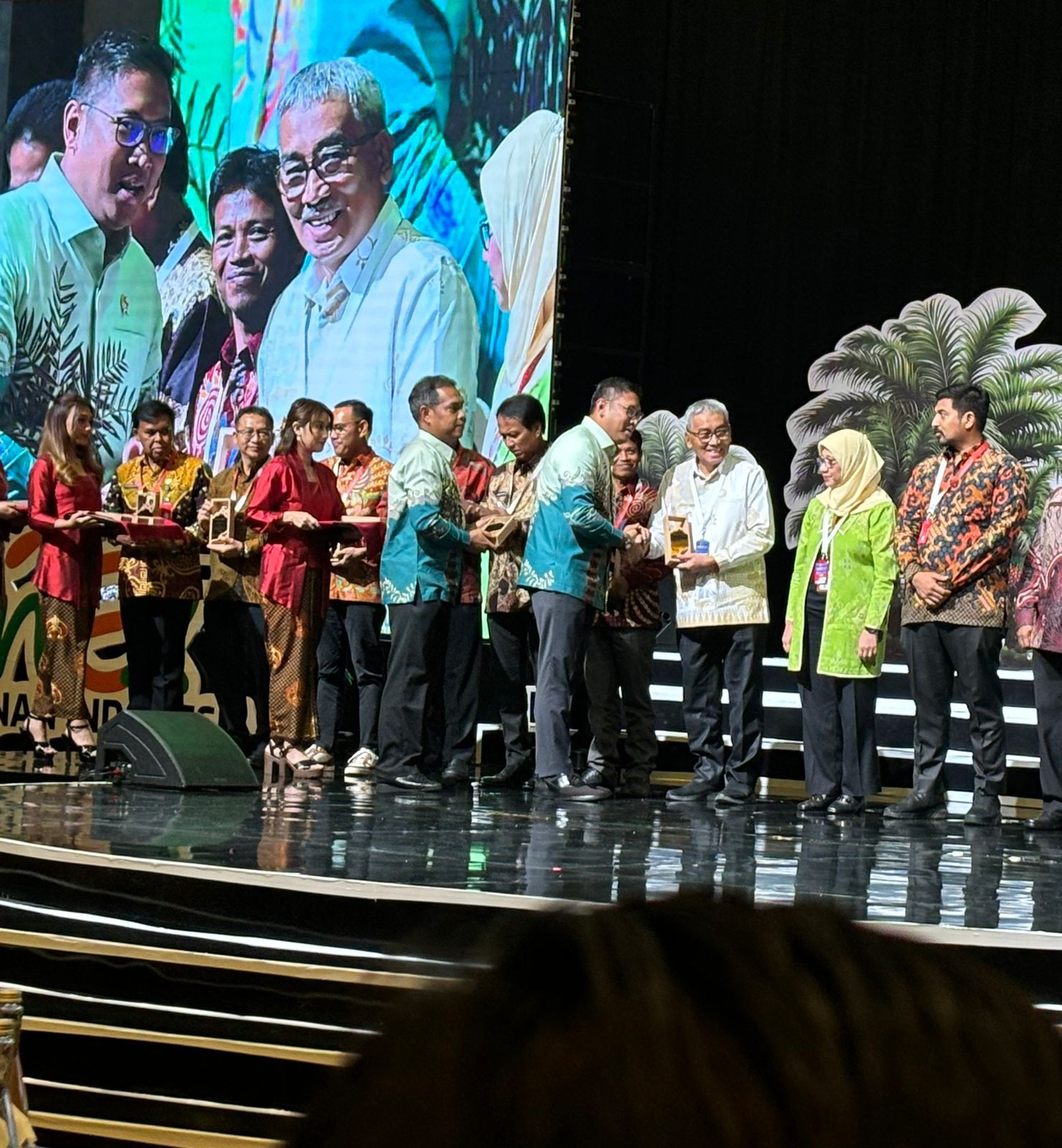 PJ Gubernur Sulsel Terima Penghargaan Anugerah Perkebunan Indonesia 2024