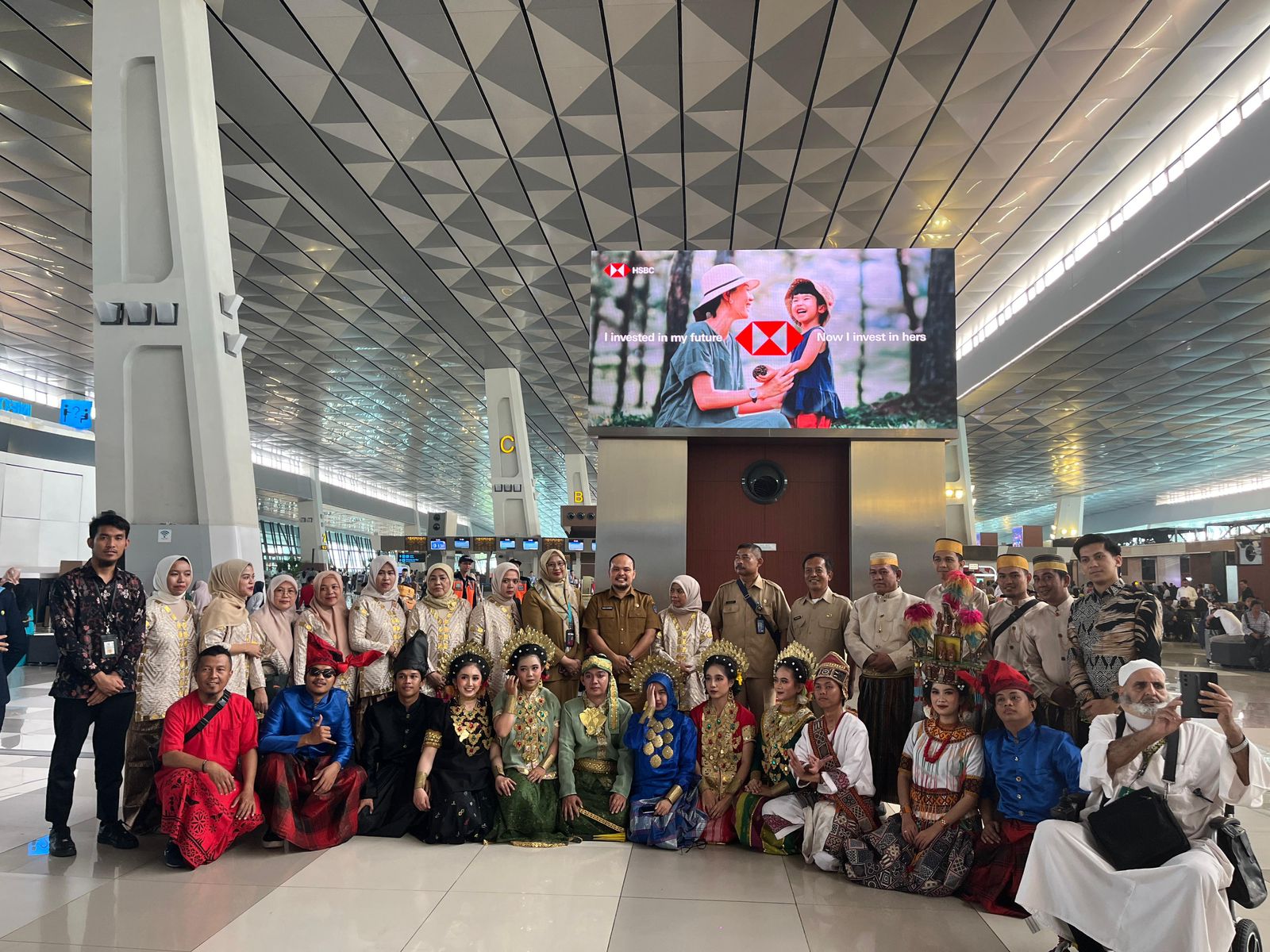 Pagelaran Tarian Sulawesi Selatan Pukau Penumpang Bandara Soekarno Hatta