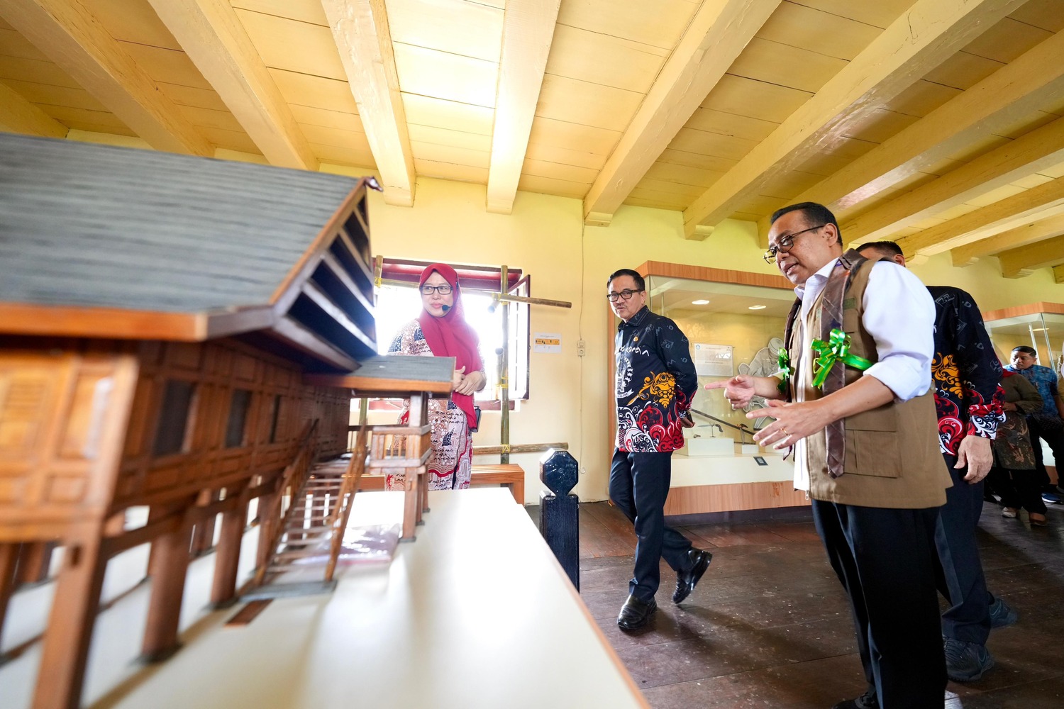 Dampingi Menko PMK ke Museum La Galigo, Sekda Jufri Rahman Perkenalkan Budaya Sulsel