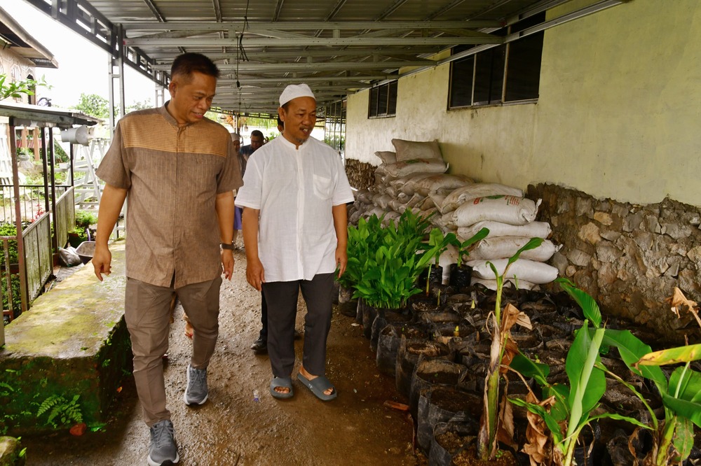 Prof Fadjry Siap Bantu Bibit Ternak Varietas Unggul di Pesantren Alam Barru