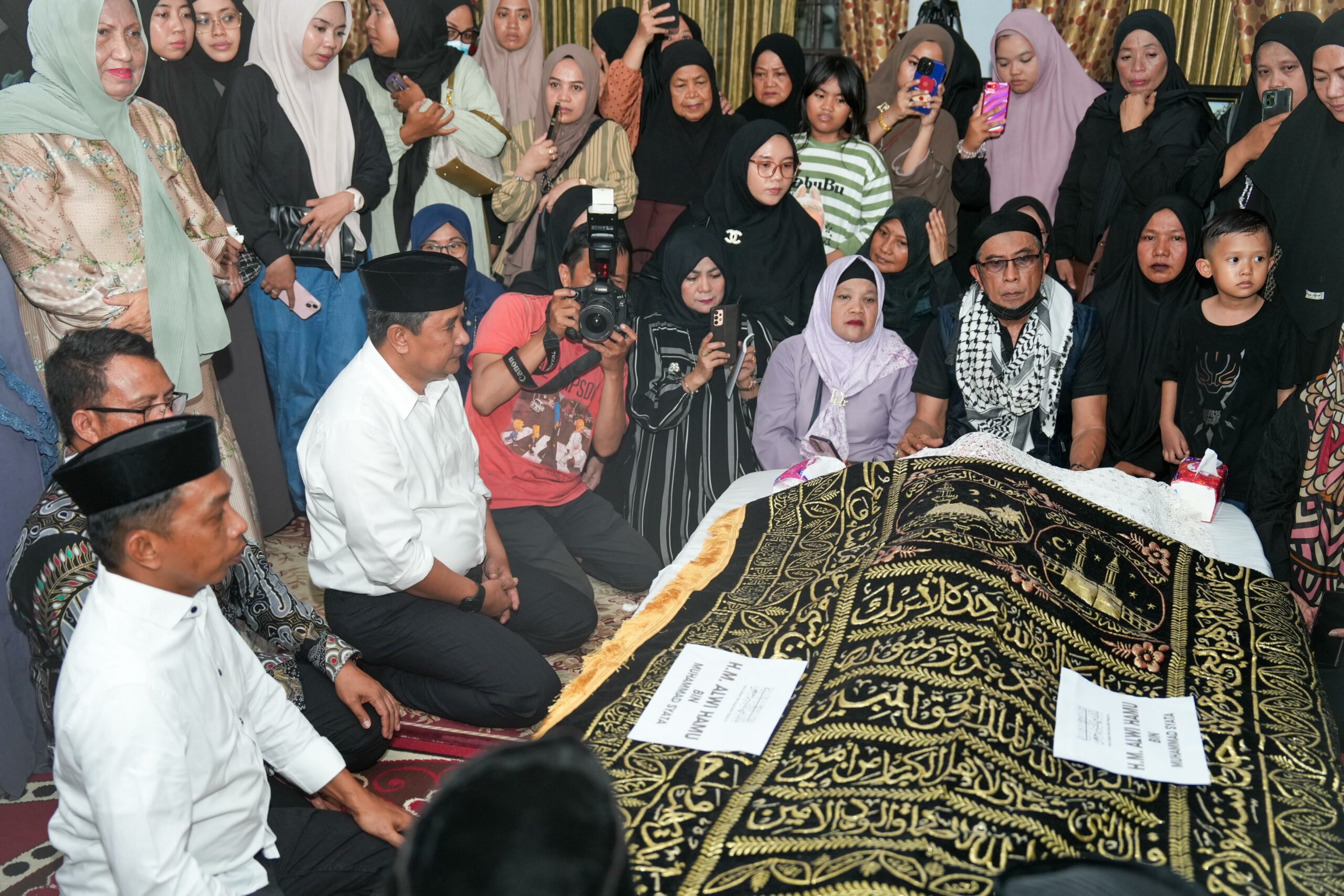 Penjabat (Pj) Gubernur Sulawesi Barat, Bahtiar Baharuddin, turut melayat di kediaman Almarhum HM. Alwi Hamu. (Ist)