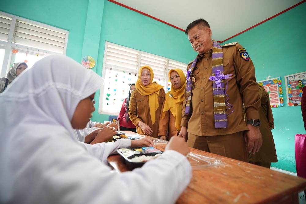 Prof Fadjry Pastikan Program Makan Bergizi Gratis di 8 Kabupaten Ini Berjalan Lancar