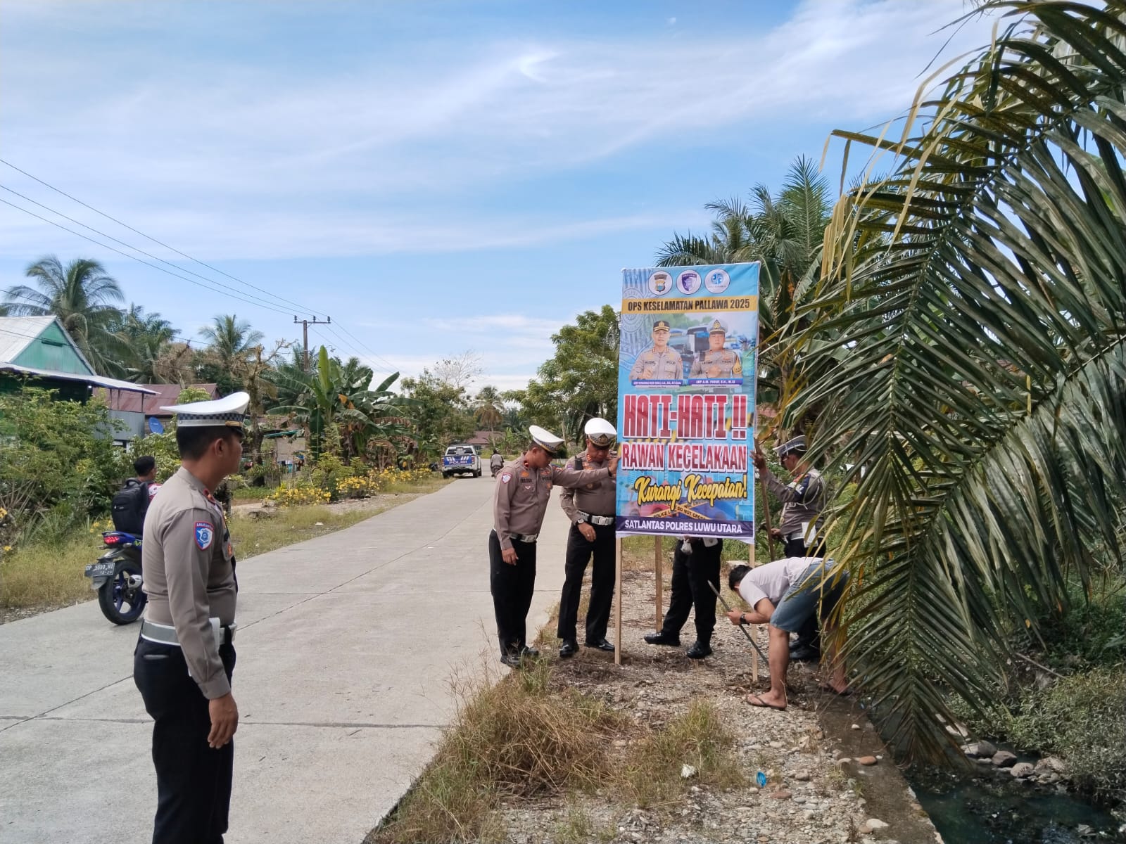 Polres Luwu Utara Pasang Papan Peringatan untuk Tingkatkan Keselamatan Lalu Lintas