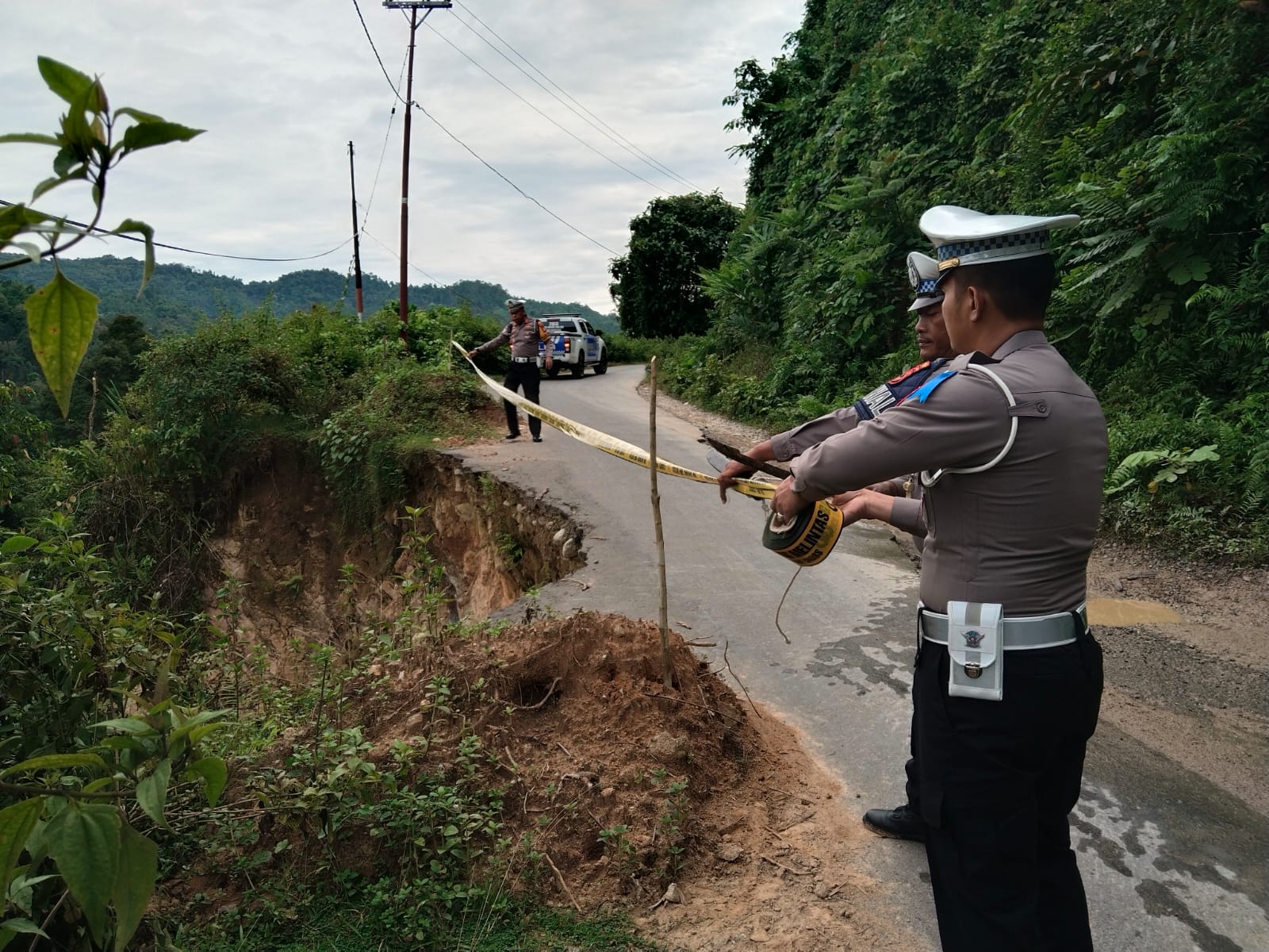 Satlantas Polres Luwu Utara Pasang Police Line di Bekas Longsor Rongkong