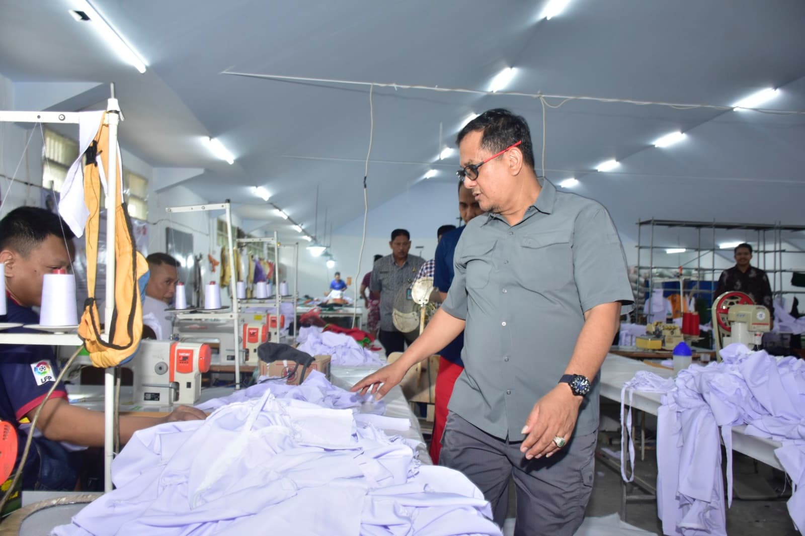 Kakanwil Ditjenpas Apresiasi WBP Lapas Kelas I Makassar Produksi 1400 Seragam Mahasiswa