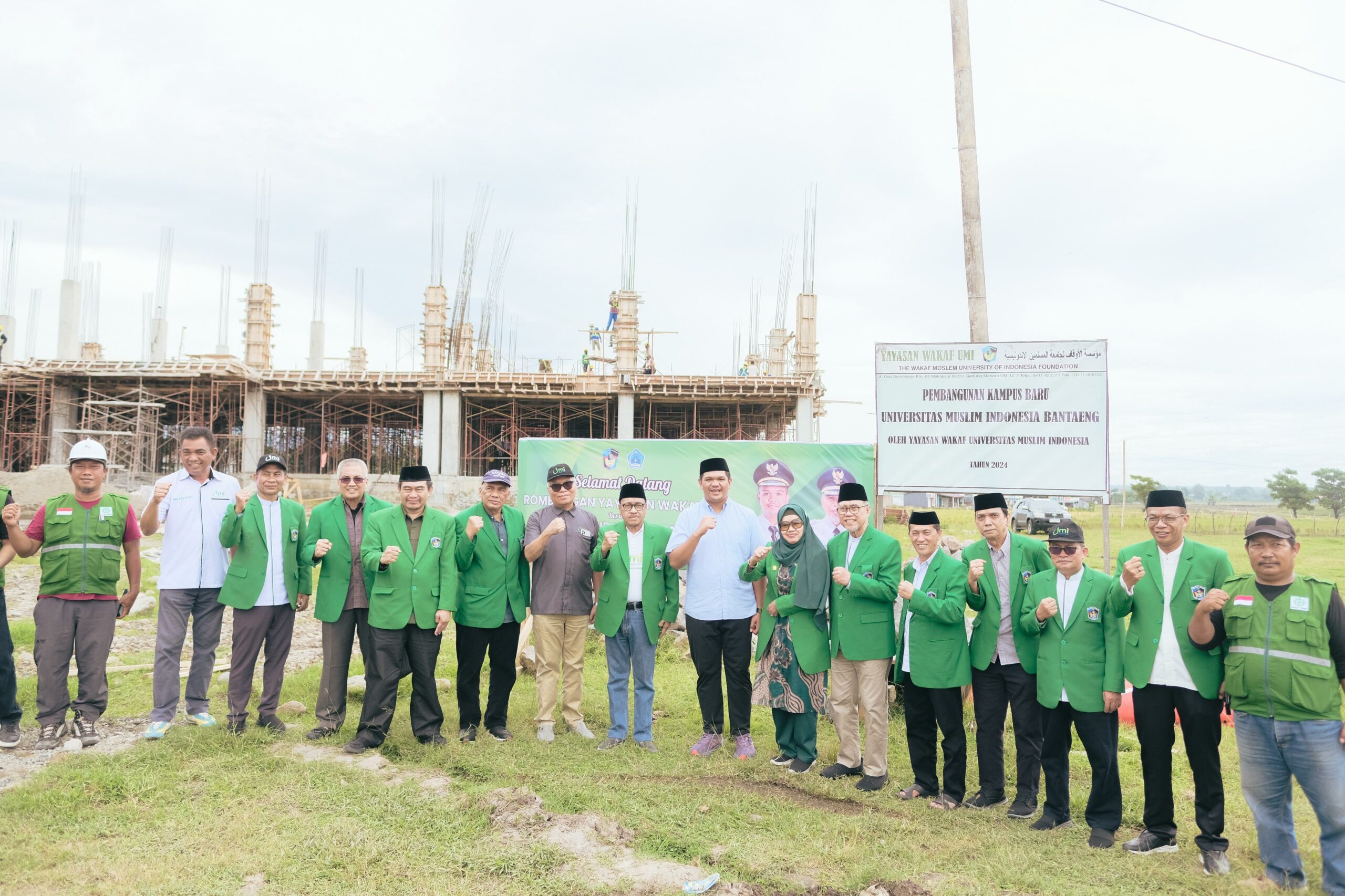 Bupati Uji Nurdin Bersama Pimpinan Yayasan Wakaf Universitas Muslim Indonesia (UMI) Serta Rektor dan Wakil Rektor Saat Meninjau Lokasi Kampus UMI Bantaeng