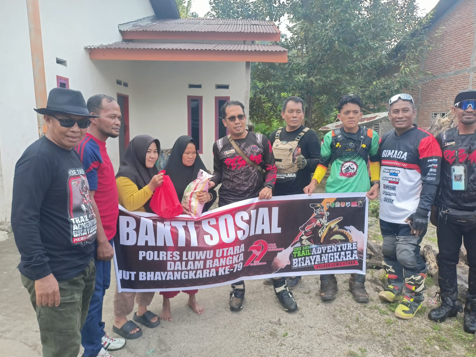 Kapolres Luwu Utara Salurkan Bansos di Tengah One Day Trail Adventure HUT Bhayangkara ke-79