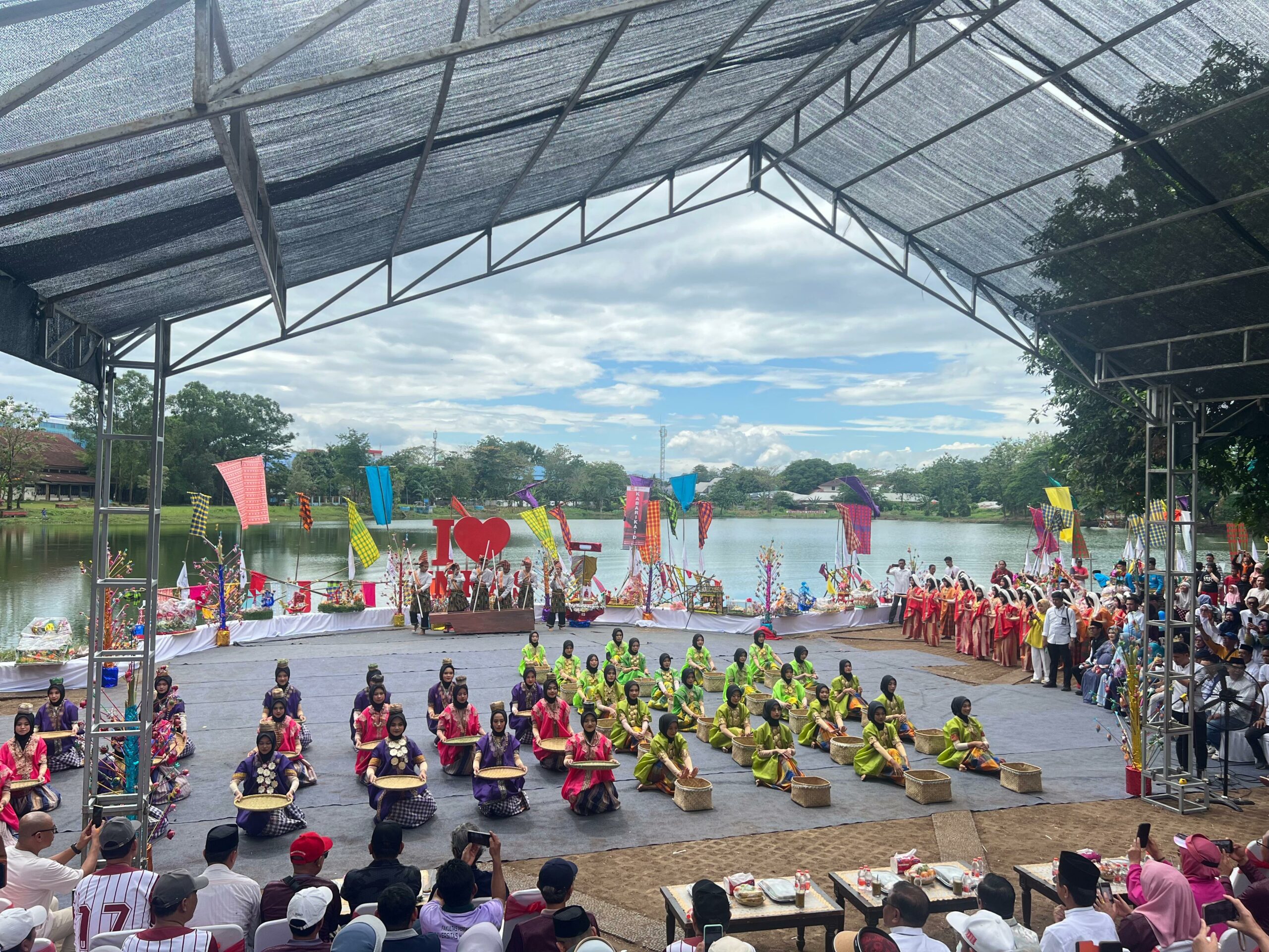 Dies Natalis ke-69: Unhas Gelar Maulid Nabi di Tepi Danau dengan Lomba Kaddo Minyak